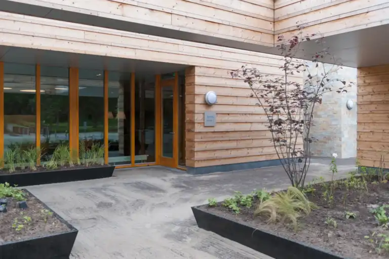 Houten gevel met beplanting bij Crematorium Heerhugowaard