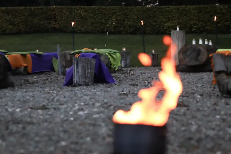 Buitenaula Waerdse Tuin in de winter, met een vuurkorf, Crematorium Heerhugowaard