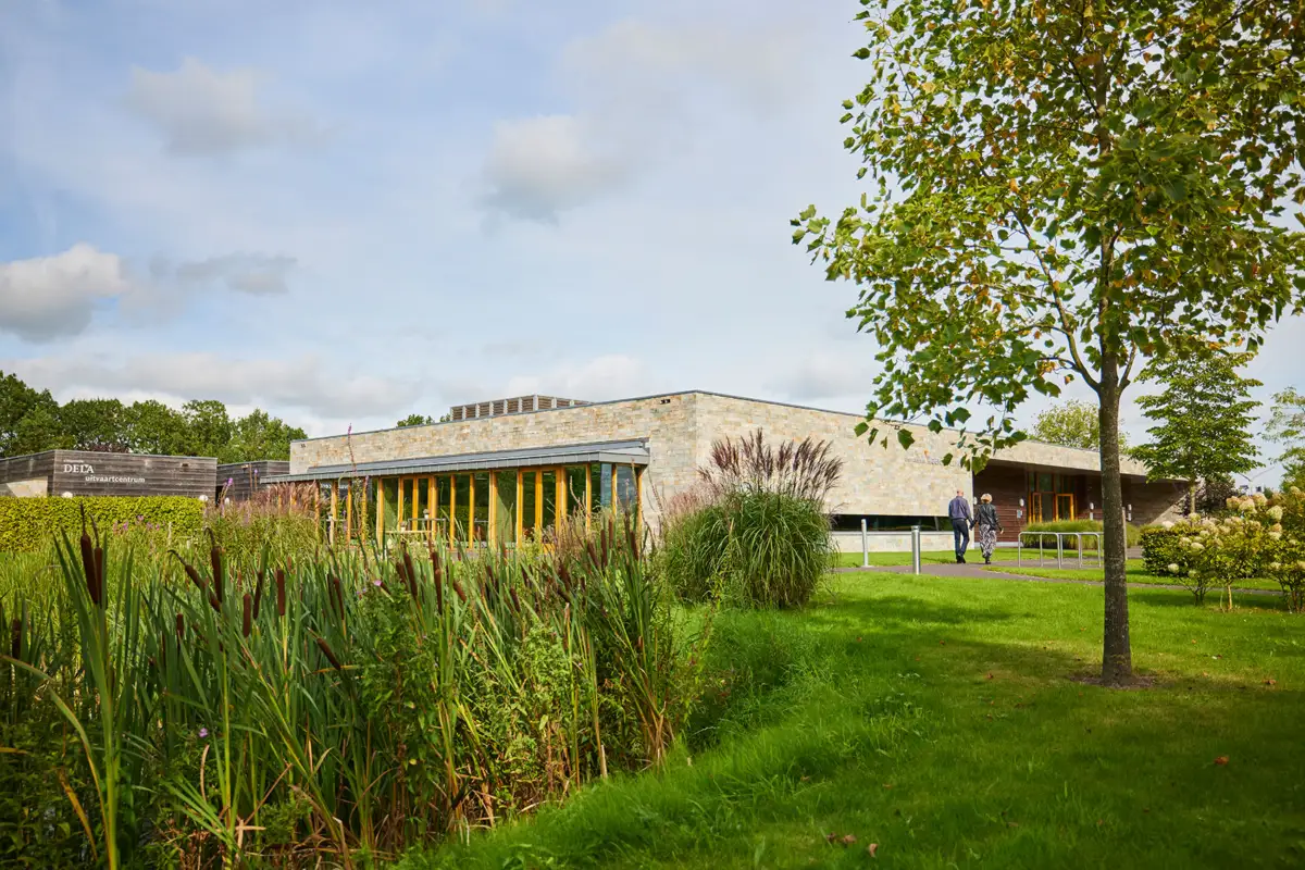 Buitenzijde van Crematorium Waerdse Landen in Heerhugowaard, met tuin en waterpartij