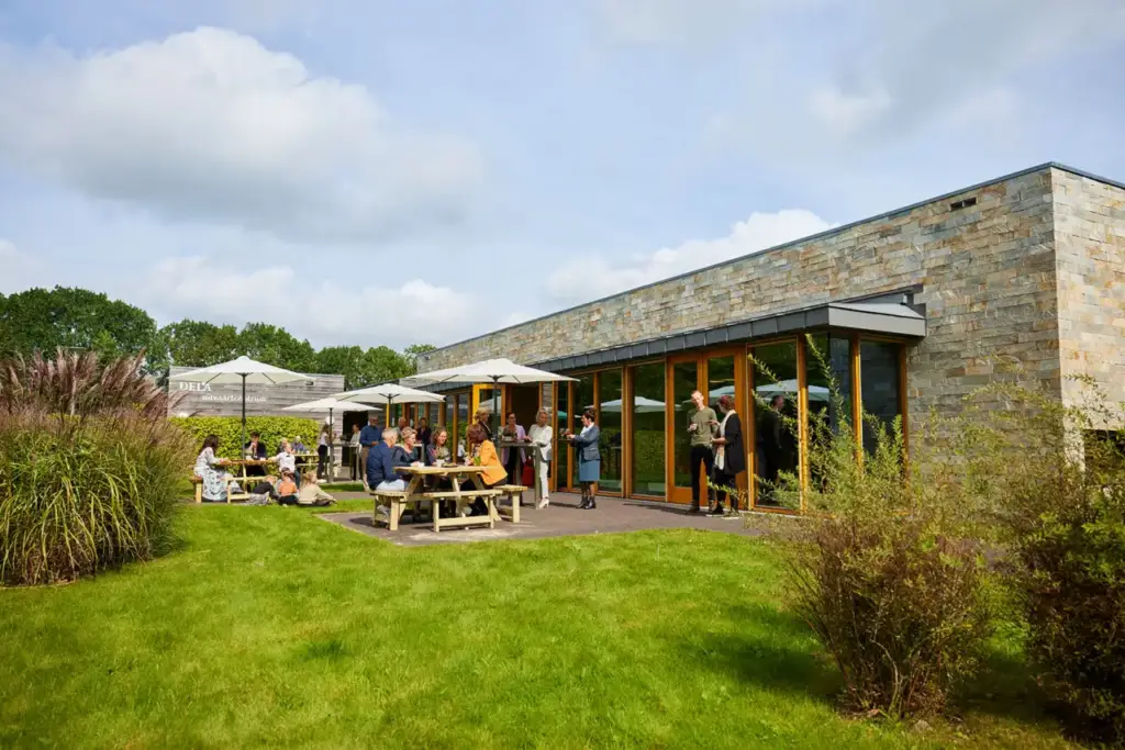 Terras aan de tuin van Crematorium Waerdse Landen in Heerhugowaard